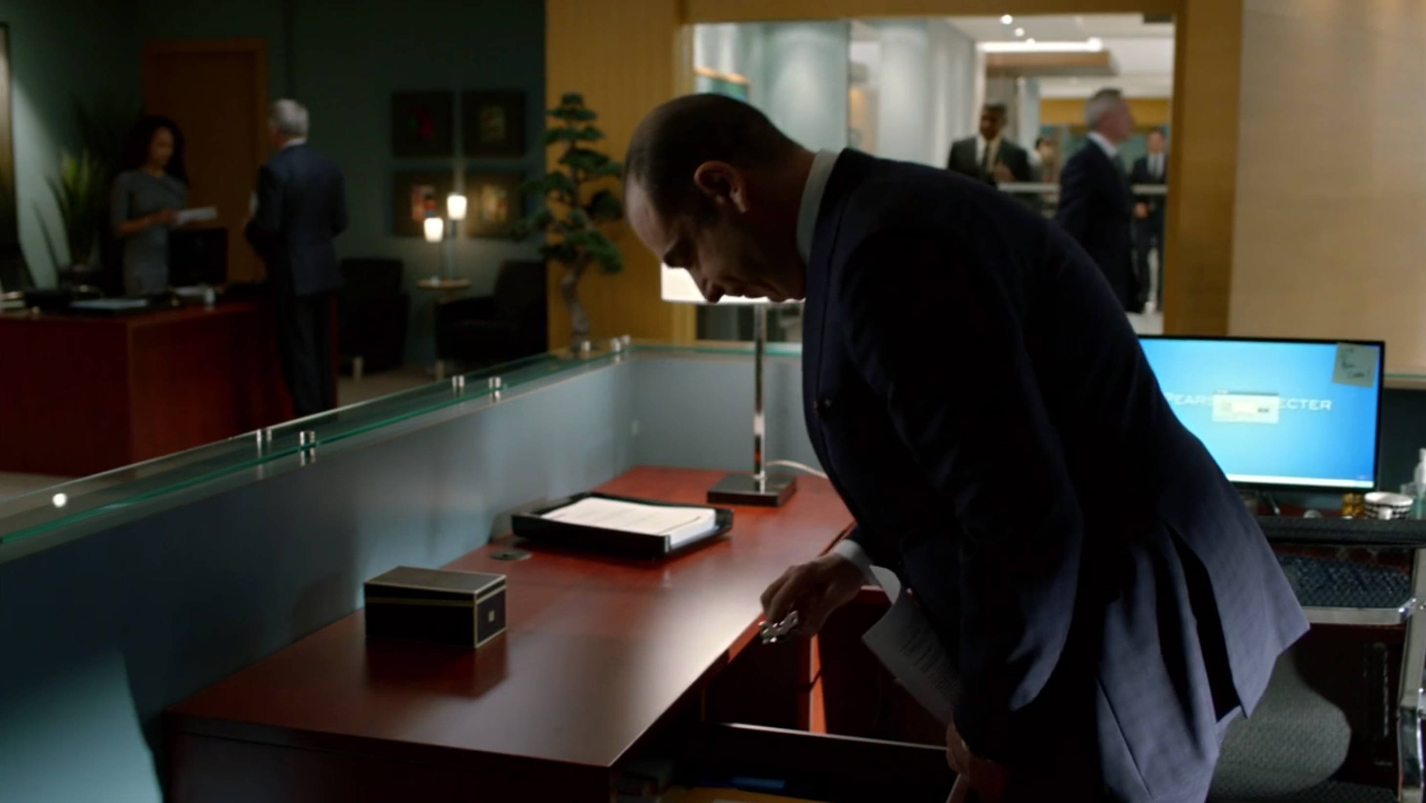 SUITS TV Series S05E01 Donna Paulsen's Secretary Replacements for Louis Prop